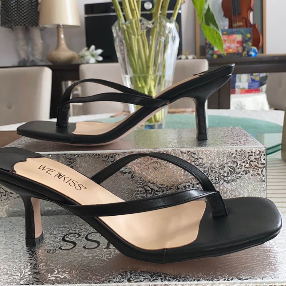 Black heel thong sandals